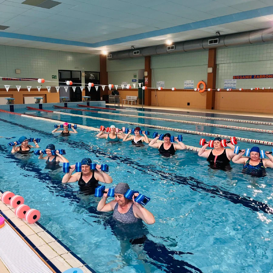 Zsynchronizowany trening ramion i tułowia z hantlami aqua fitness