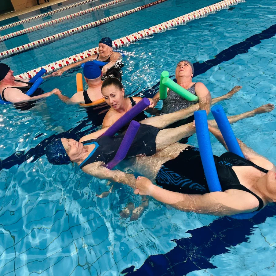 Wyciszenie i hydrorelaksacja w kręgu z makaronami wypornościowymi
